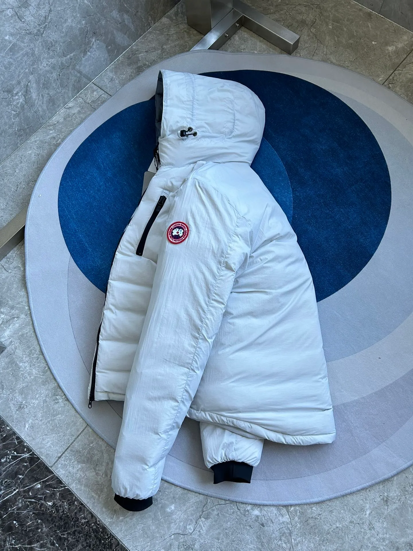 P880 official website CANADA GOOSE thin and light model. It is super lightweight and has no weight-bearing feeling on the upper body! It also shows your temperament!! The Canadian brand Canada Goose has always been recognized as the warmest down jacket. Various Instagram celebrities, Internet celebrities, and celebrities often wear it for street photos. I make Canada Goose every year, but I still can’t get rid of my love for it. No matter how cold the winter is, there is no need to be afraid. It is the legendary warmest down jacket and is known as a must-have for arctic outdoor sports! The most popular down jacket in the world, major celebrities are rushing to buy it, and it is a must-have for everyone! Size: S-2xl Color: black gray